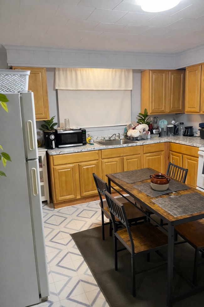 Building Photo - 212 Smith St