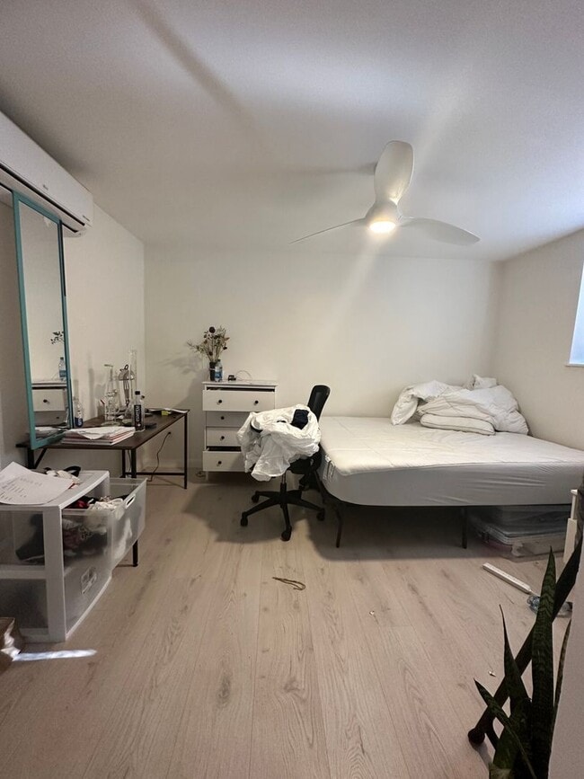 Building Photo - Renovated 2 Bed Steps From The E Line!