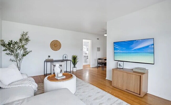 Foto del edificio - "Charming 1-Bedroom Santa Monica Retreat w...