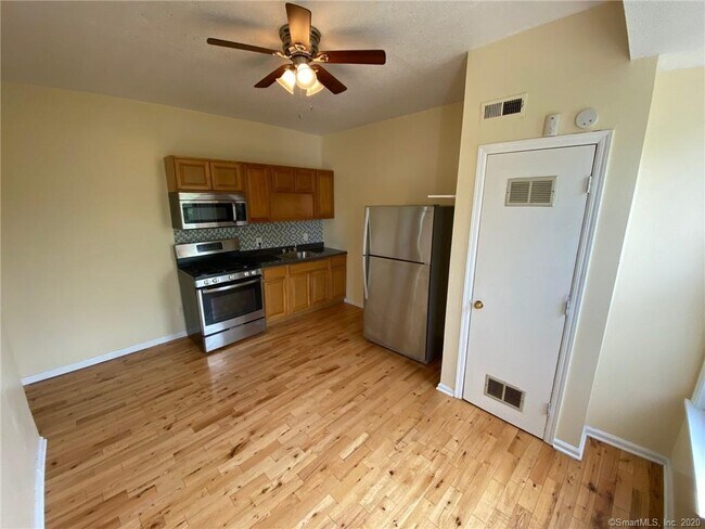 Building Photo - 923 Elm St