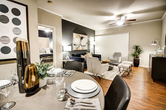 Hermosa sala de estar con pisos estilo madera noble, acogedor rincón de comedor, molduras de techo y ventilador de techo - Colonnade at Willow Bend