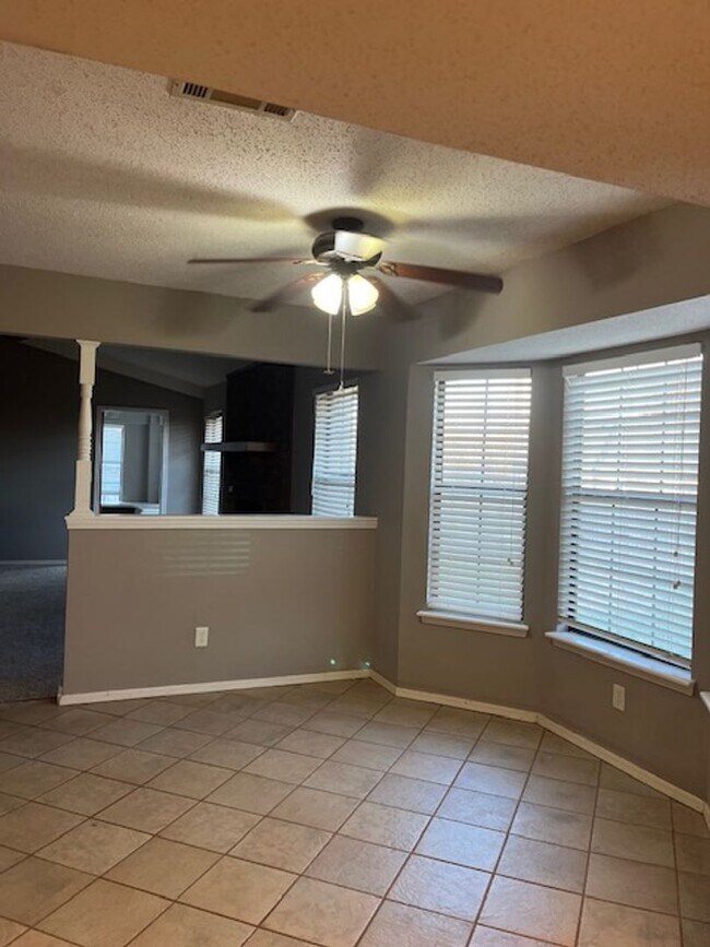 Building Photo - Rogers 3 bedroom home in a convenient loca...