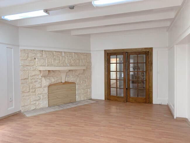 Building Photo - 1141 S Lake St