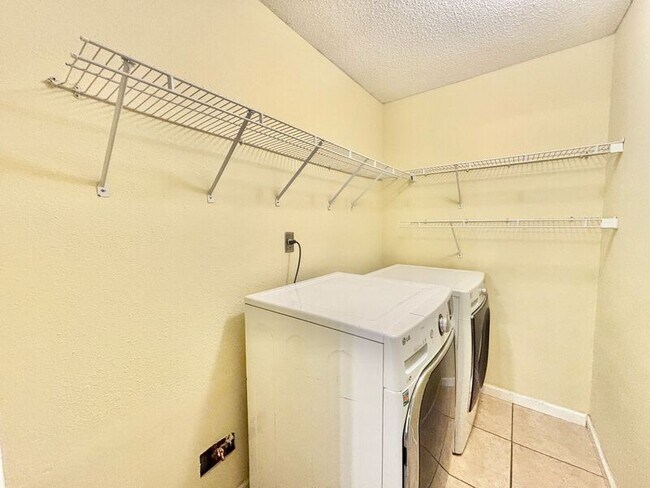Foto del edificio - 1437 Little Creek Dr