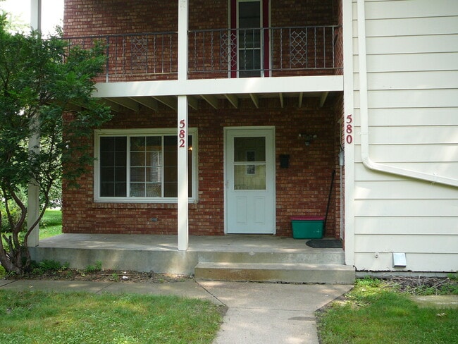 Building Photo - 582 Clifford St