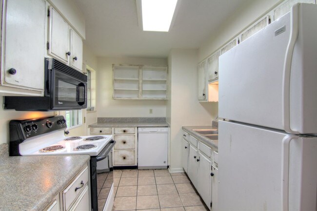 Building Photo - Roommate Wanted