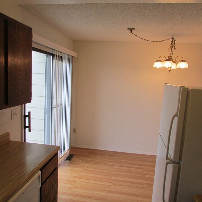 Comedor con puerta al patio - 2151 Frances St