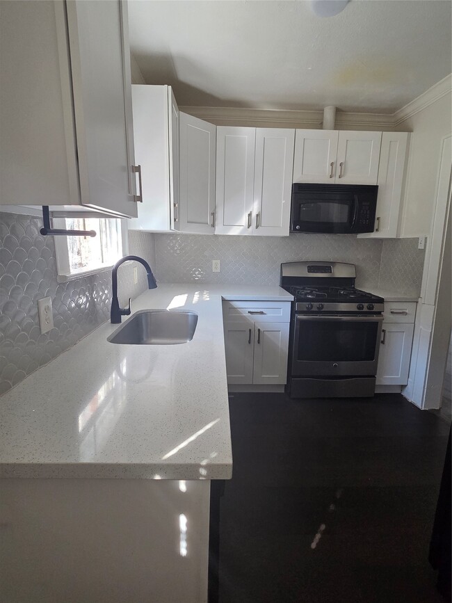 Building Photo - 114 Canton St