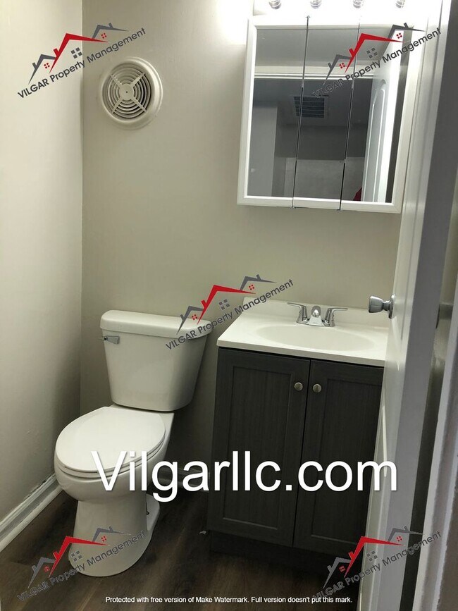 Building Photo - 3 bedroom 1.5 bath townhome in East Chicag...