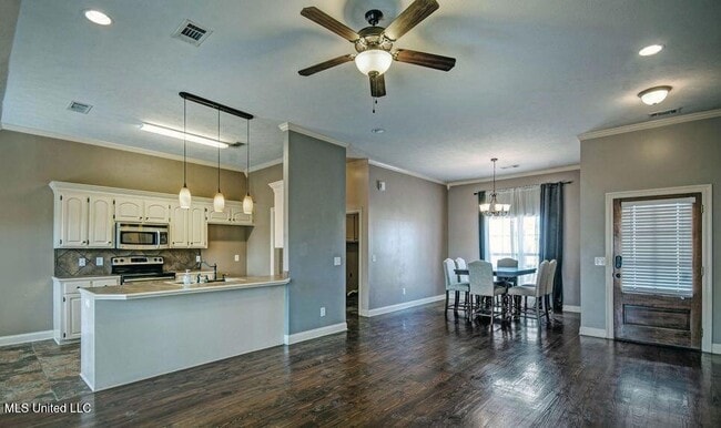 Building Photo - 121 Millhouse Drive