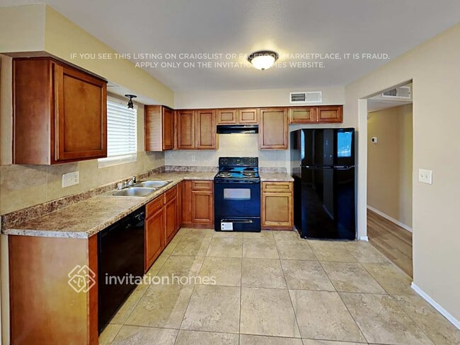 Building Photo - 547 W 8th Ave