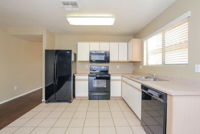 Foto del edificio - 15830 W Gelding Dr