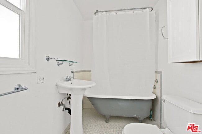 Building Photo - 1392 1/2 Edgecliffe Dr