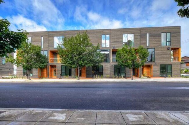 Building Photo - Basecamp Townhome In Old Mill District!