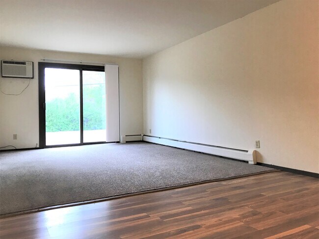 Sala, comedor, balcón/patio - 4510 Thurston Ln