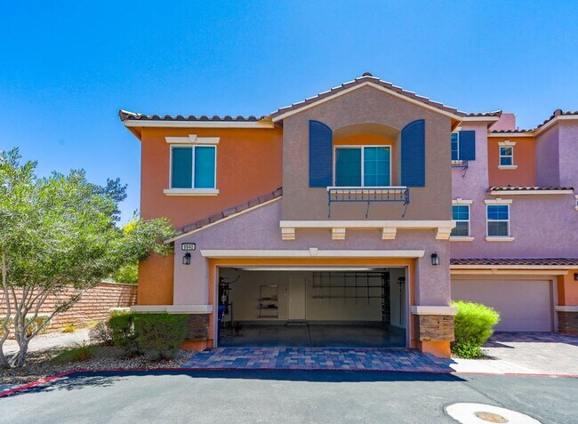 Building Photo - Beautiful 3 Bedroom Townhome With Stunning Mountain Views