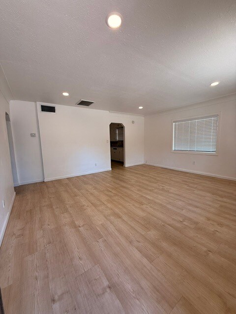 Foto del edificio - 1150 N Magnolia Ave