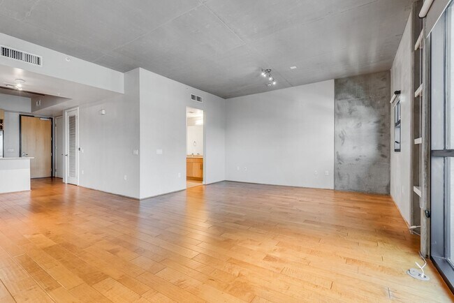 Building Photo - Discover sophisticated high-rise living in this beautifully appointed 1 bd/2ba residence  in the ...