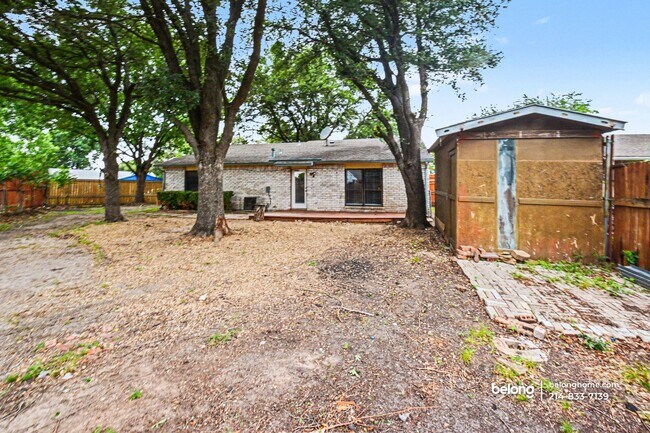 Foto del edificio - 5710 Briarcrest Dr