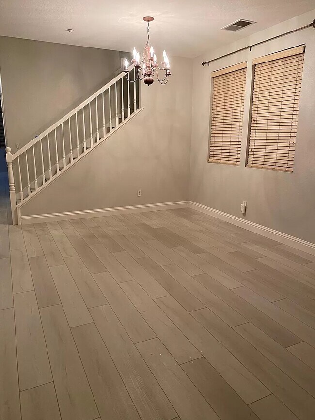 Living - 6186 Winterberry Com