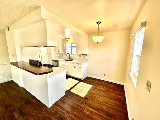 Foto del edificio - SFH in PRIME Manhattan Beach Location with Den/Game Rm+Laundry in Attached Garage!