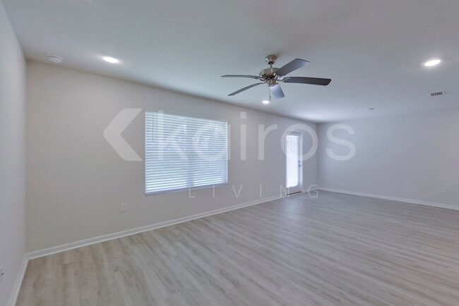 Foto del edificio - 389 Monarch Ln