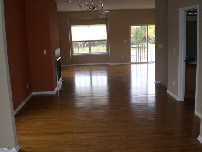 Building Photo - 2 br, 2.5 bath  - 22075 Parkview Dr