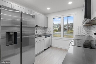 Building Photo - 6 Roundwood Ln