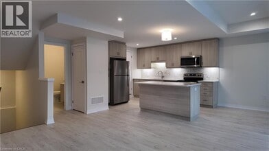 Building Photo - 525 Erinbrook Dr