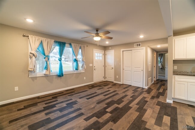 Building Photo - 204 Hillsdale Dr