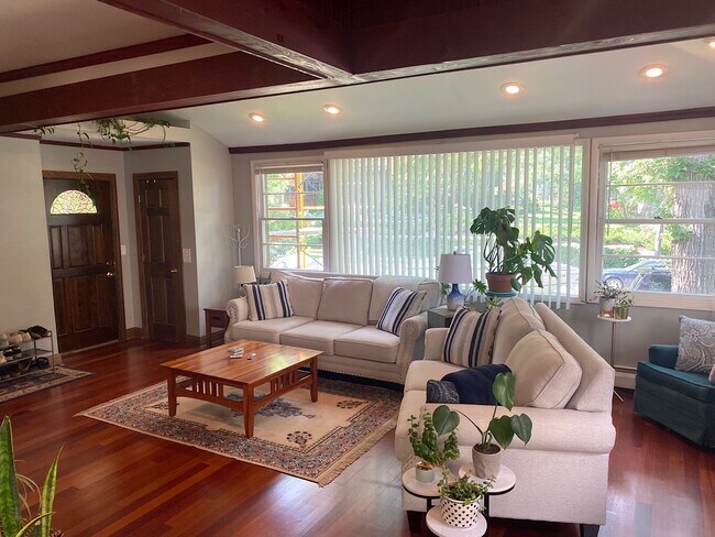 La misma sala de estar que la foto anterior ~ con muebles - 2417 W 22nd St