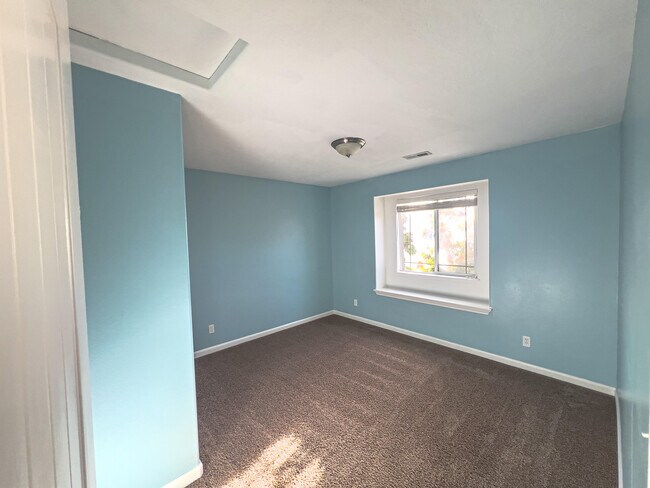 Bedroom 1 - 89 S Peppermint Dr