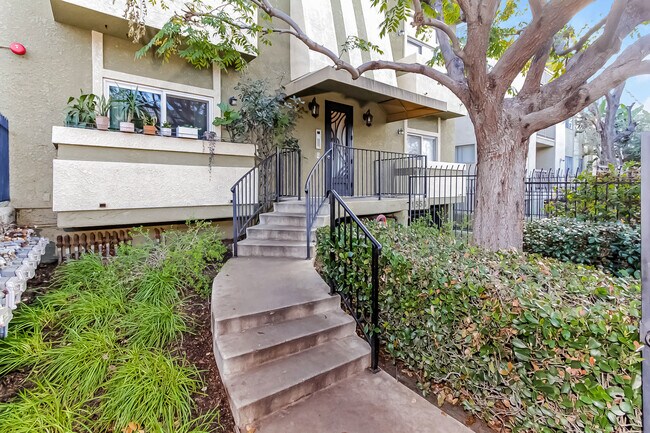 Building Photo - 1554 N Hobart Blvd