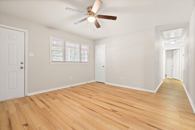 Foto del edificio - UPCOMING LISTING