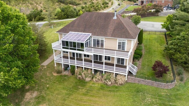Foto del edificio - Bright and Spacious Home on Cascades Rd