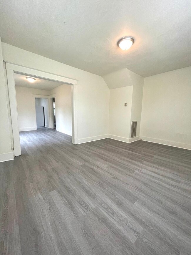 Building Photo - COME MEET YOUR NEW HOME! 2 BEDROOM DUPLEX ...