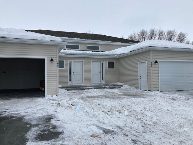 Foto del edificio - 4 Bed  3 Bath Twin Home