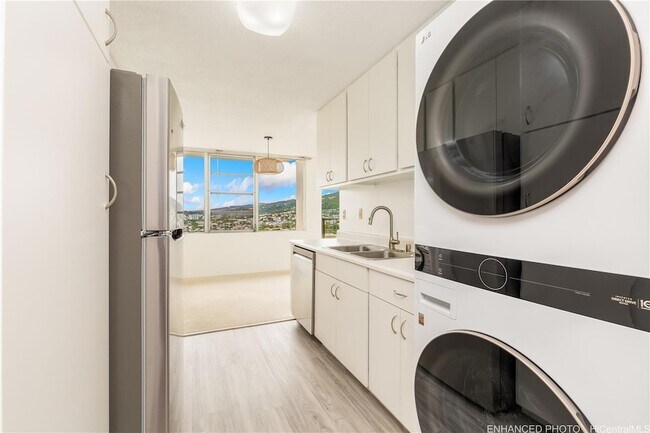 Building Photo - 2825 S King St