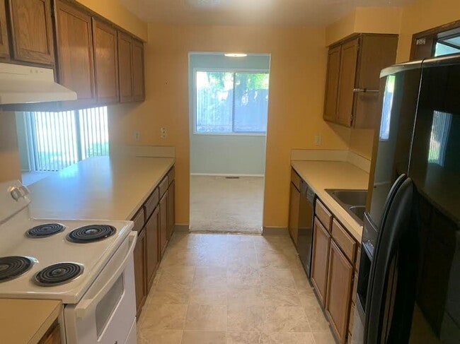 Building Photo - Single Level Near Southridge!!