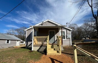 Building Photo - 204 Hillcrest Dr