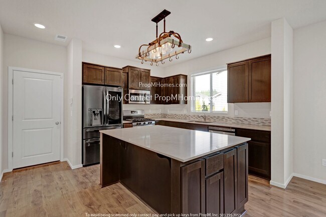 Building Photo - End-Unit Elegance: Charming Townhome in No...