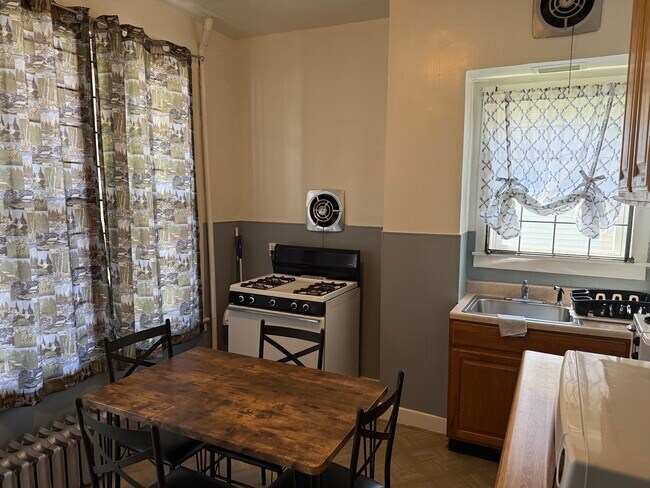 Cocina - 7351 S Green St