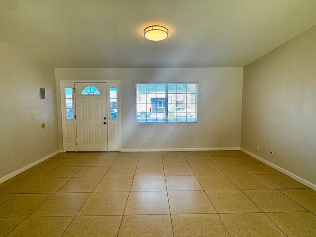 Building Photo - AVAILABLE NOW!! Lovely 3 Bedroom 2 Bathroo...