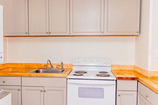 Foto del edificio - 2 Bed 1 Bath Near Regency Mall