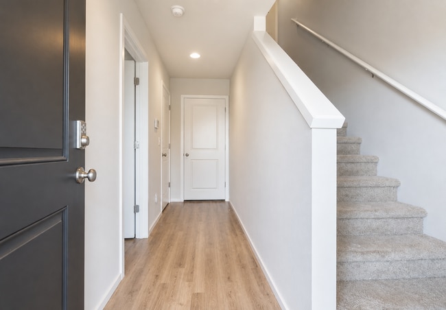 Building Photo - Lovely 4BD | 3.5 BA | Townhome in Highly Desirable North Bethany's The Crossings at Abbey Creek C...