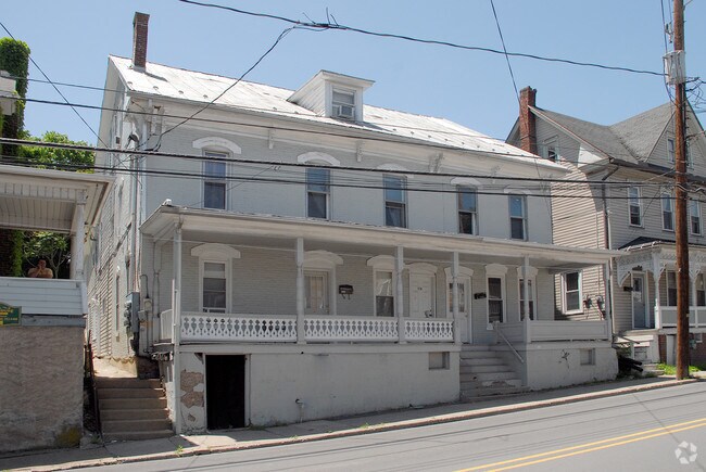 Building Photo - Historic Heddens House