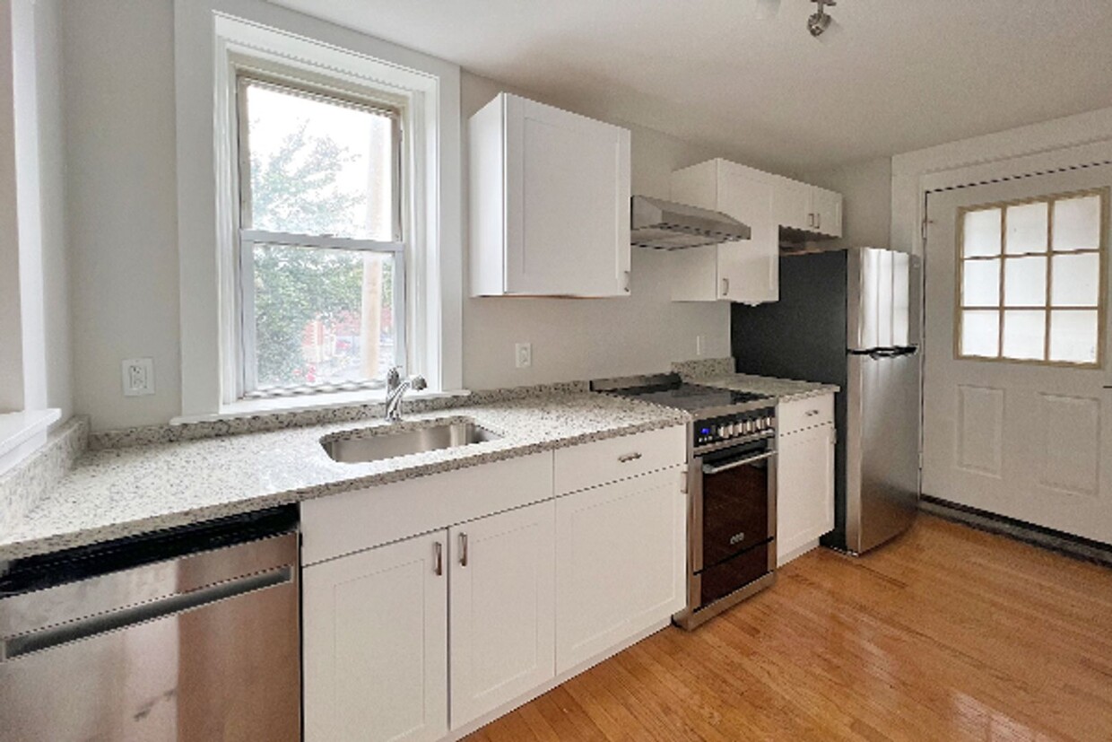 Primary Photo - 9/1 Charming downtown Beverly 1BR w/laundr...