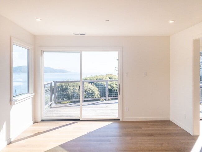 Building Photo - Stunning, Newly Remodeled, Top Floor Flat, Huge Private Deck,  Bay Views, Laundry! Parking! PROGR...