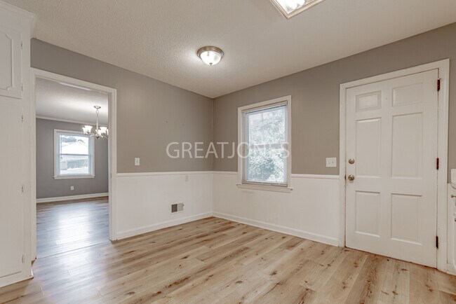 Building Photo - Charming 5 Bedroom in Columbia!