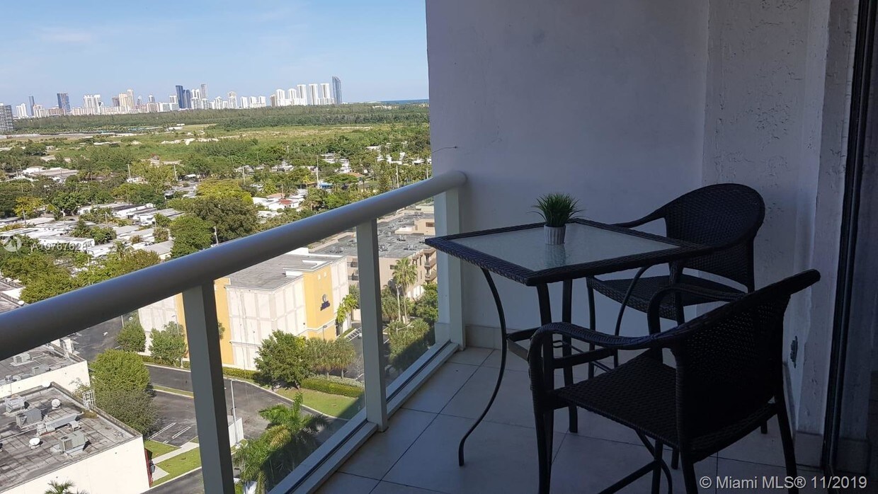 Foto principal - 13499 Biscayne Blvd